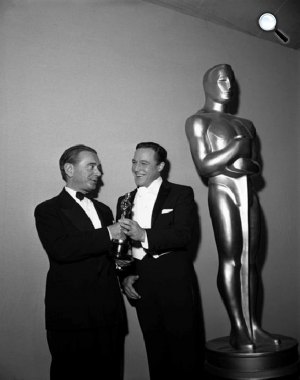 Rózsa Miklós(balra) és Gene Kelly az Oscar díj átvételekor - Ben-Hur, 1959 (Fotó: Listal.com)