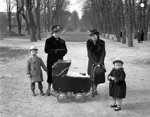 Budapest, Városmajor parkja, kismamák sétálnak, 1941 (Fotó: Fortepan)