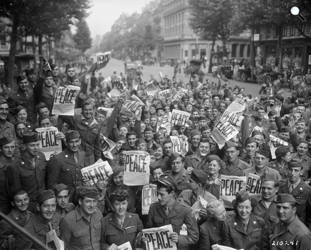Japán kapitulását ünneplik Párizsban amerikai katonák, 1945. augusztus 15. (Fotó: Wikipédia)