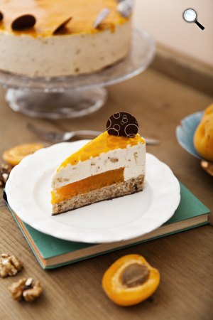 Magyarország Cukormentes Tortája: Barackos buboréktorta, Vaslóczki Orsolya (Fotó: Erdőháti Áron, styling: Milutinovits Panka)
