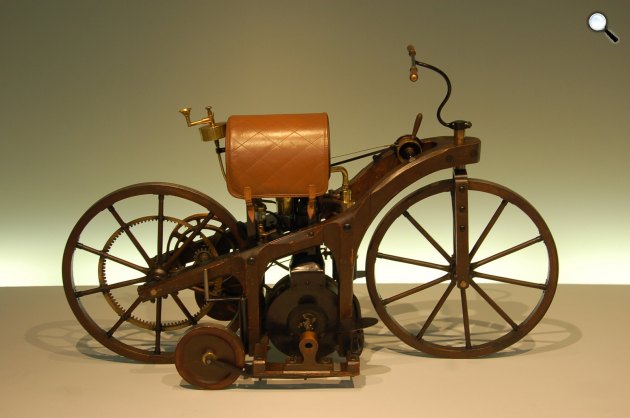Daimler Reitwagen, 1885 (Fotó: Mercedes Benz Museum, Stuttgart)