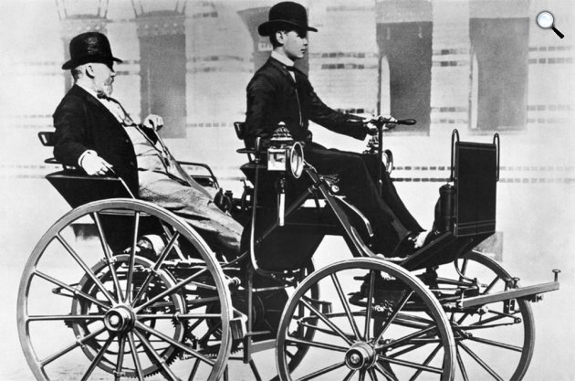 Gottlieb Daimler és fia, Adolf Daimler, 1886 (Fotó: Mercedes Benz Museum, Stuttgart)