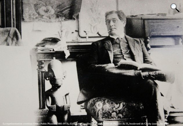 Guillaume Apollinaire költő, író, barátja, Pablo Picasso lakásán, 1910 (Fotó: picssr.com)