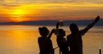 Naplemente sörrel a Balaton partján, Fonyód (MTI Fotó: Varga György)