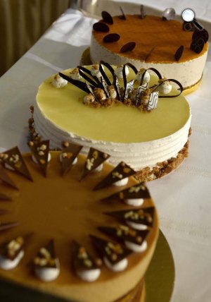 Az ország tortája, a Pannonhalmi sárgabarack pálinkás karamelltorta, a Honvédség tortája, a Tessedik mézes körtetorta és Magyarország cukormentes tortája, a Barackos buboréktorta (MTI Fotó: Bruzák Noémi)