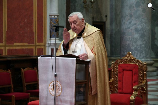 Paskai László bíboros, érsek, az Úr áldása (Fotó: MTI)