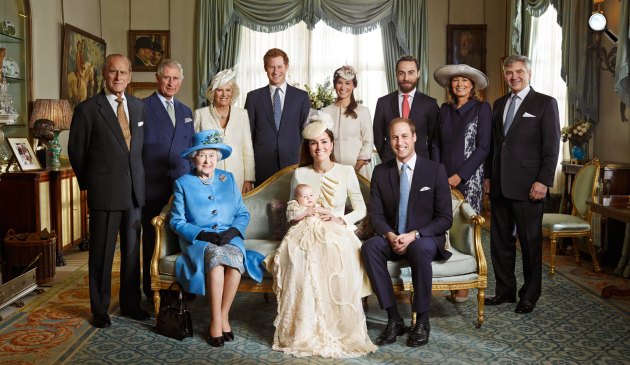 II. Erzsébet, Katalin, György herceg, Vilmos herceg, Fülöp herceg, Károly herceg, Harry herceg,  Pippa Middleton, James Middleton, Carole Middleton és Michael Middletom, 2013. október 23. (Fotó: AP/Jason Bell, Camera Press/Listal)