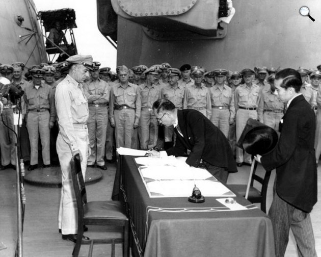 Sigemicu Mamoru japán diplomata aláírja  hivatalos fegyverszüneti okmányokat, 1945. szeptember 2. (Fotó: Wikipédia)