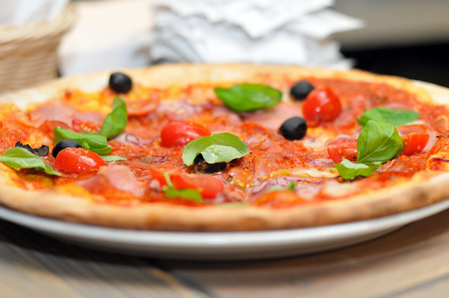 Sajtos-sonkás-hagymás-olíva bogyós pizza (Fotó: Pixabay) Sajtos-sonkás-hagymás-olíva bogyós pizza (Fotó: Pixabay)