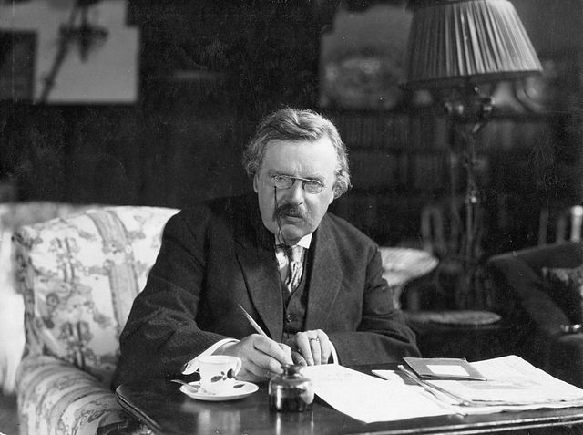 Gilbert Keith Chesterton (1874-1936) író munka közben (Fotó: Crisis Magazine/Wikimedia)