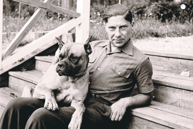 Arthur Koestler író kutyájával (Fotó: Babelio)