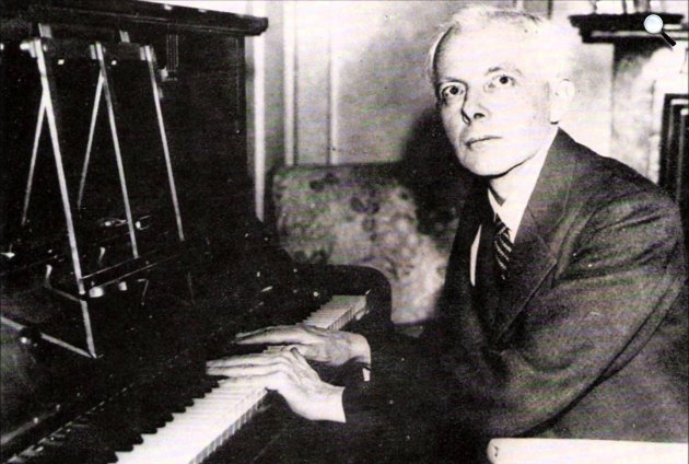 Bartók Béla a zongoránál (Fotó: MEK.OSZK)