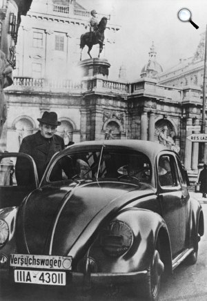 Dr. Ferdinand Porsche autókonstruktőr, a Volkswagen Bogár tervezője, Volkswagen Beetle, 1940 (Fotó: Bundesarchiv Bild)