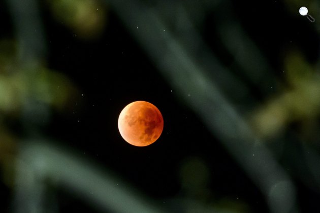 Teljes holdfogyatkozás Salgótarján Salgóbánya városrészéből 2015. szeptember 28-án (MTI Fotó: Komka Péter)