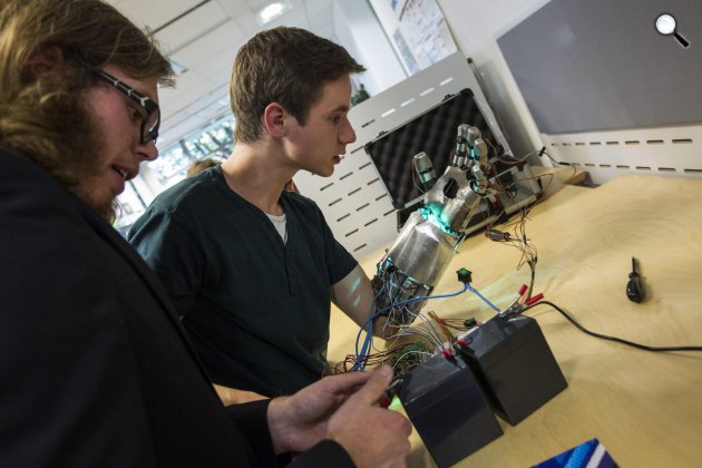 Exoskeleton kesztyű bemutatója a Kutatók éjszakáján az Ericsson Magyarország Kft. Kutató-Fejlesztő Központjában, Budapesten, 2014 (MTI Fotó: Szigetváry Zsolt)