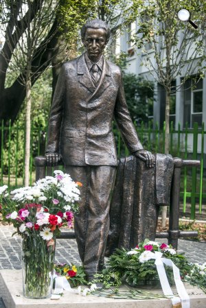 Janzer Frigyes: Radnóti Miklós szobra a XIII. kerületben Budapesten (MTI Fotó: Marjai János)