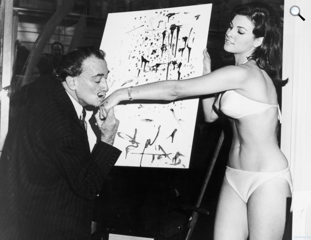 Salvador Dalí kezet csókol Raquel Welch modellnek, 1965 (Fotó: reddit.com)