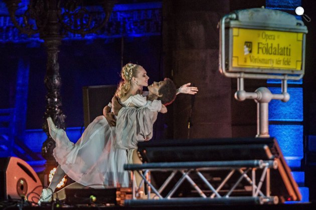 Színházak éjszakája, Tetyana Melnyik és Dmitro Gyacskov táncol az Othello, a velencei mór című balettből részletet a Színházak éjszakája programon a Magyar Állami Operaház előtt felállított színpadon (MTI Fotó: Szigetváry Zsolt)