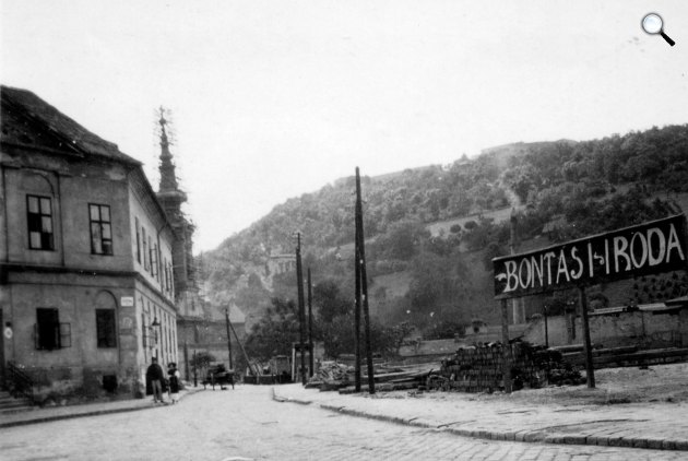 Tabán bontás alatt, Szarvas tér a Görög utca felé nézve, háttérben a Szerb templom és a Gellért-hegy, 1934 (Fotó: Fortepan)