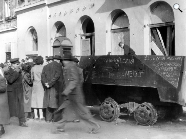 Akácfa utca. Kiégett szovjet BTR-152 páncélozott lövészszállító jármű, 1956. október (Fotó: Fortepan)