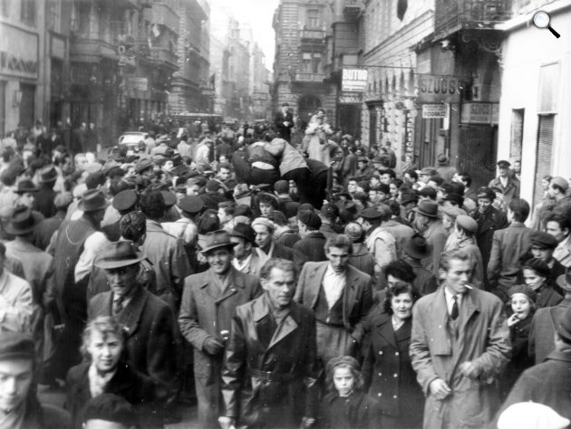 1956-os forradalom. Akácfa utca a Rákóczi út felől. Budapest (Fotü: Fortepan)