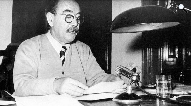 Nagy Imre, a parlamenti rádióstúdióban, 1956 (Fotó: nagyimreemlekhaz.hu)