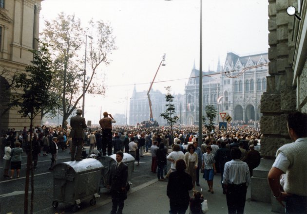 Alkotmány utca a Kossuth Lajos tér felé nézve 1989 október 23-án, a köztársaság kikiáltása idején. (Fotó: Fortepan)
