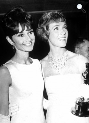 Audrey Hepburn és Julie Andrews 37. Oscar-díjátadón, 1965 (Fotó: listal.com)