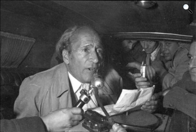 Déry Tibor egy rádiós vágókocsiban szöveget olvas be a mikrofonban. 1956. október 23., Budapest (MTI Fotó: Munk Tamás)