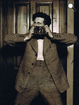 Háromnegyed alakos önarckép, 1930. (Fotó: Escher Károly / Europeana)