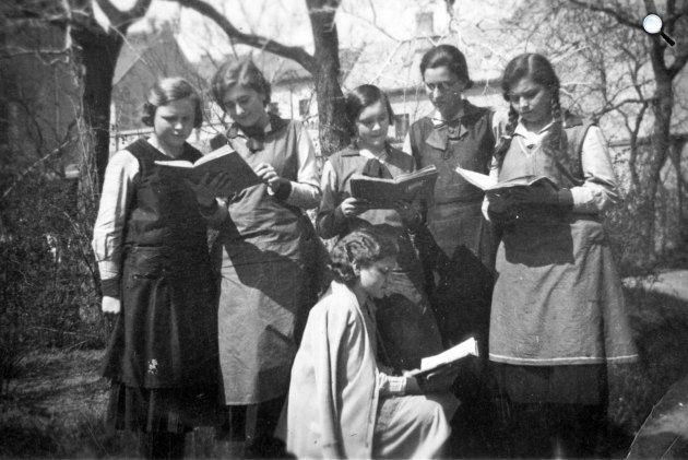 Ferenc József Nőnevelő Intézet tanulói, 1935 (Fotó: Fortepan)