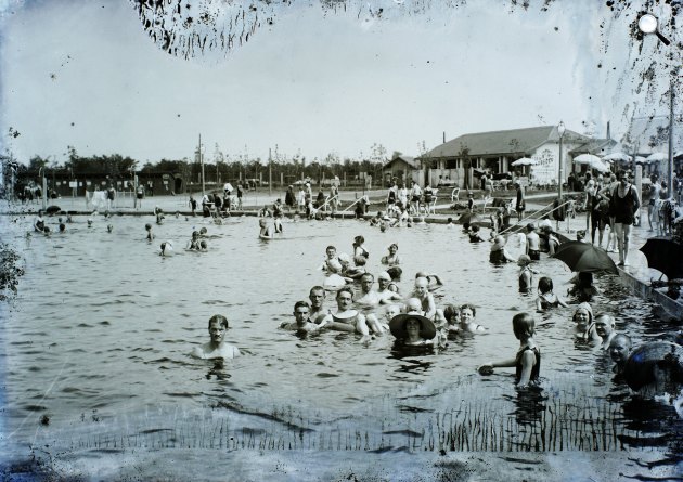 Hajdúszoboszló gyógyfürdő, 1930 (Fotó: Fortepan)