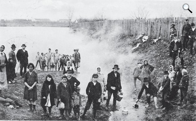 Hajdúszoboszló, a hőkitörés idedjén 73 fokos víz, 1925 (Fotó: hajduszoboszlo.hu)