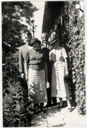 Hatvany, Hatvanyné, Kosztolányi és Kosztolányiné Rozsnyay Kálmán házában Nógrádverőcén, 1936 (Fotó: PIM/Europeana)