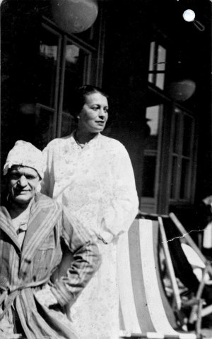 Karinthy Frigyes agyműtétje után feleségével, Böhm Arankával, Stockholm (Fotó: Europeana / PIM)