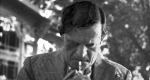 Karinthy Frigyes cigarettára gyújt (Fotó: Europeana / PIM)