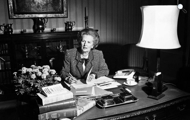 Margaret Thatcher brit miniszterelnök az irodájában (Fotó: listal.com)