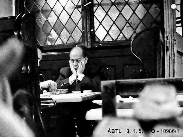 Örkény István írót titokban fotózták le 1968-ban a Százéves étteremben. (ÁBTL: Állambiztonsági Szolgálatok Történeti Levéltára)