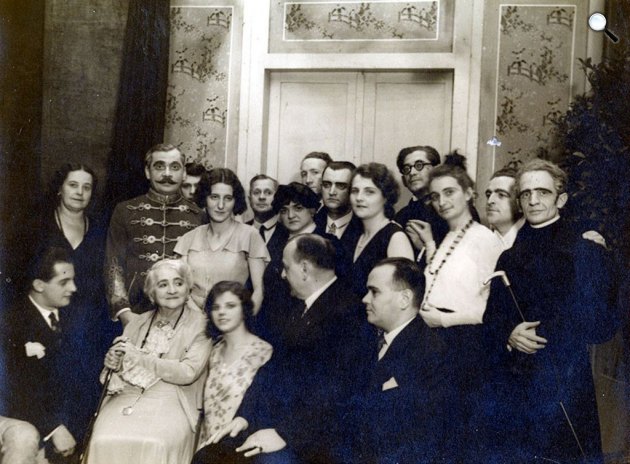 Rákosi Szidi 1930-ban végzett tanítványaival (Fotó: Europeana)