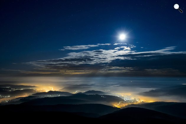 A Hold látszik Salgótarján felett 2015. október 21-én. (MTI Fotó: Komka Péter)