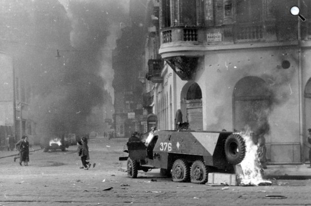 1956. november, Rákóczi út - Akácfa utca sarok. Kiégett szovjet BTR-152 páncélozott lövészszállító jármű, Budapest (Fotó: Fortepan)