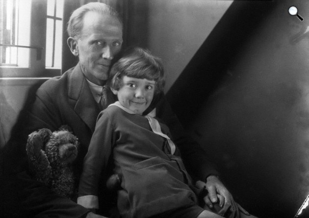 A.A. Milne, Christopher Robin és Winnie-the-Pooh (Fotó: Babelio)
