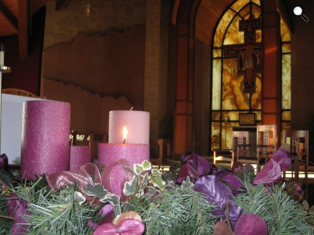 Adventi koszorú az Asisi Szent Ferenc-templomban (Fotó: stfranciscr.org