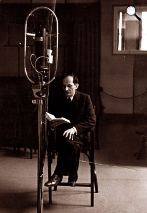 Babits Mihály a rádioban az Esti kérdést olvassa, 1930-as évek második fele (Fotó: OSZK)