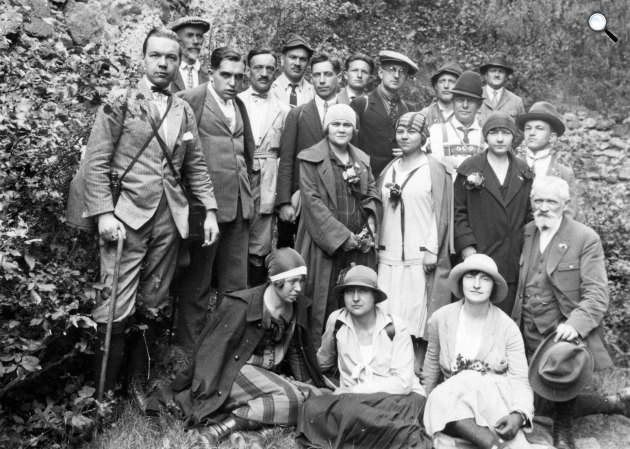 A kép jobb szélén Cholnoky Jenő földrajztudós, aki tanítványaival és túristákkal kirándult és egyetemi hallgatók Boldogkő várában, 1926 (Fotó: Fortepan)