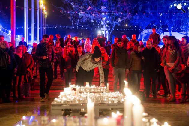 A párizsi merénylet áldozatai előtt tisztelgés Budapesten, 2015. november 15. (MTI Fotó: Mohai Balázs)