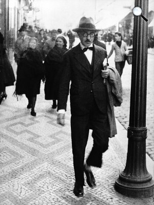Fernando Pessoa portugál költő (1888-1935)  Lisszabonban (Fotó: Wikipédia)