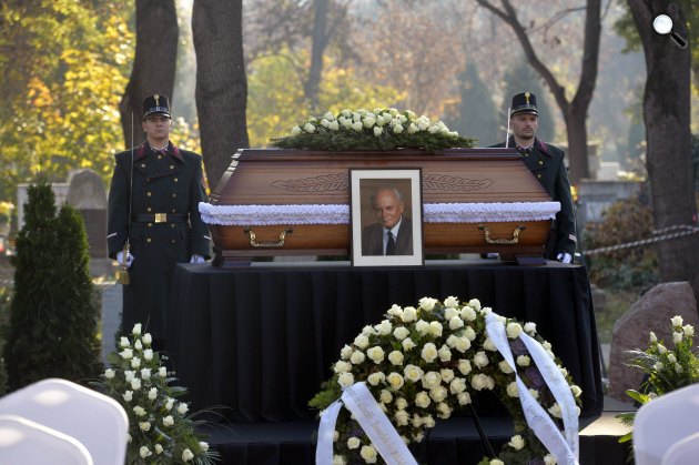 Göncz Árpád temetése az Óbudai Temetőben, Budapest, 2015. november 6. (MTI Fotó: Koszticsák Szilárd)