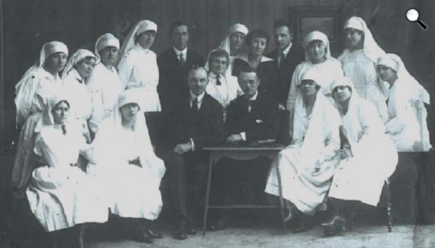 Heim-nővérek, Heim Pál gyermekgyógyász középen ül, Heim nővérek, Heim Pál egykori fotója (Fotó: Wikipédia)