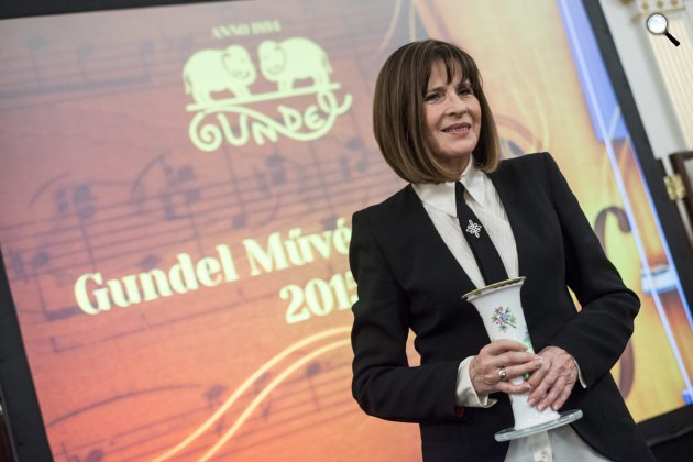Koncz Zsuzsa énekes Gundel-életműdíjas, 2015 (MTI Fotó: Marjai János)